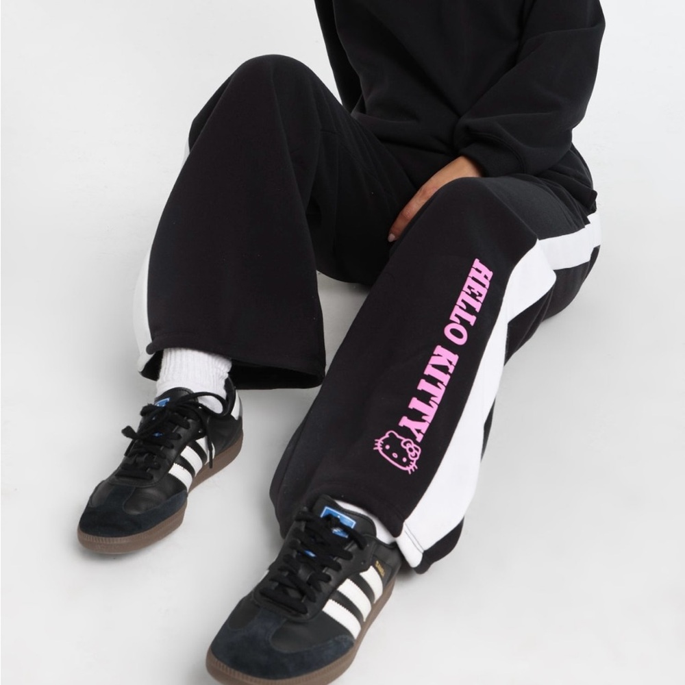 🔥 NWT 🔥 Hello Kitty Black and Pink Joggers